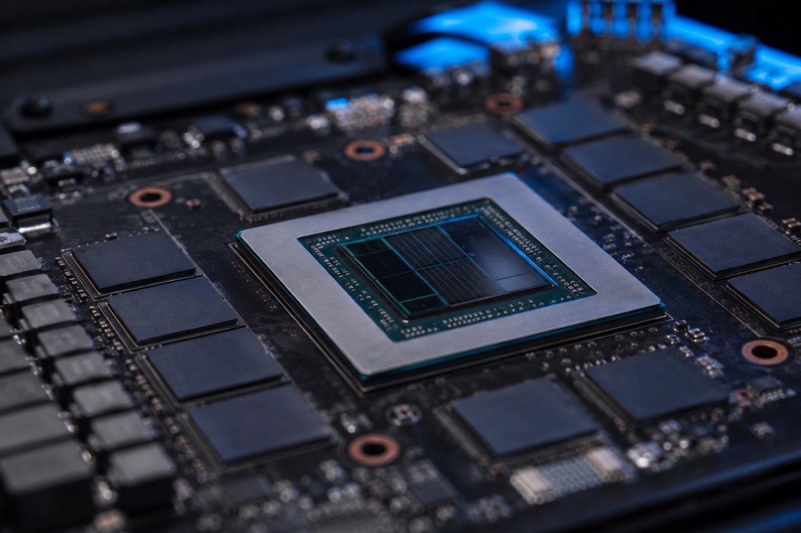 示意图:拆掉散热器的显卡电路板,GPU 核心周围一圈显存颗粒