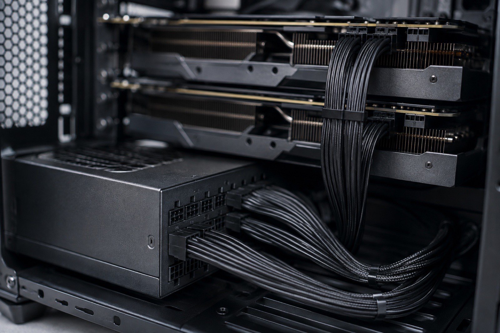 示意图:机箱里的大功率模组电源,多条 PCIe 供电线走向两张显卡